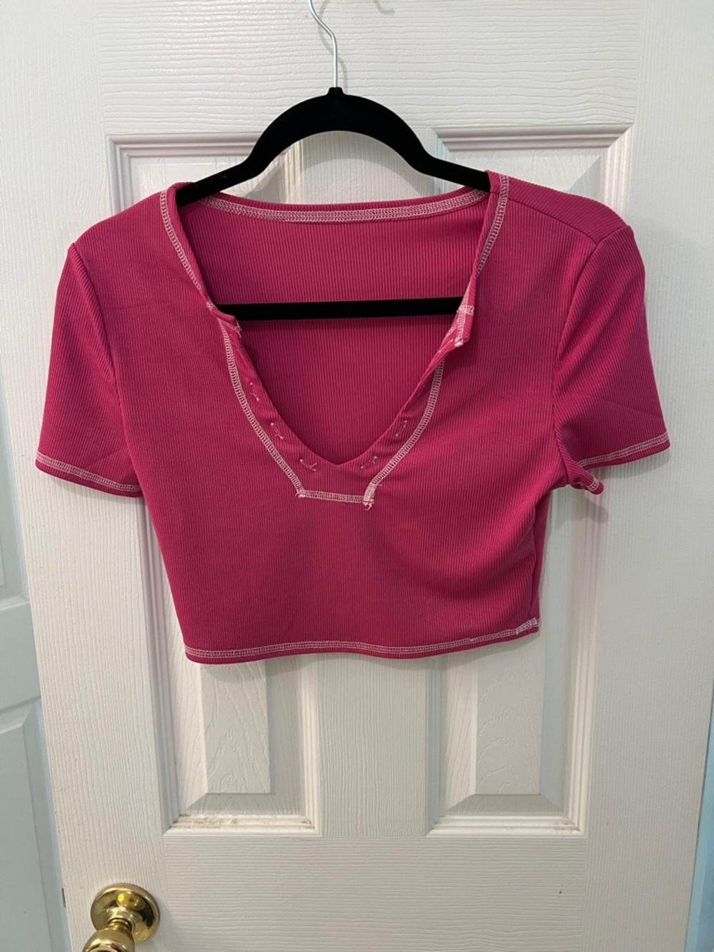 SHEIN Fuchsia Ribbed V-Notch Short Sleeve Crop Top